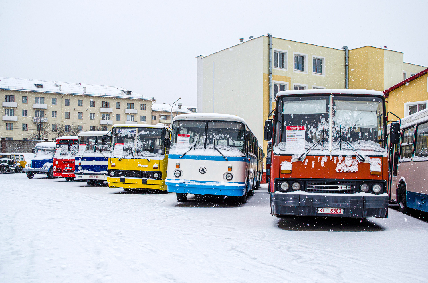 Minsk, LAZ-695NG # 053757*; Minsk, Ikarus 256.51 # 050989