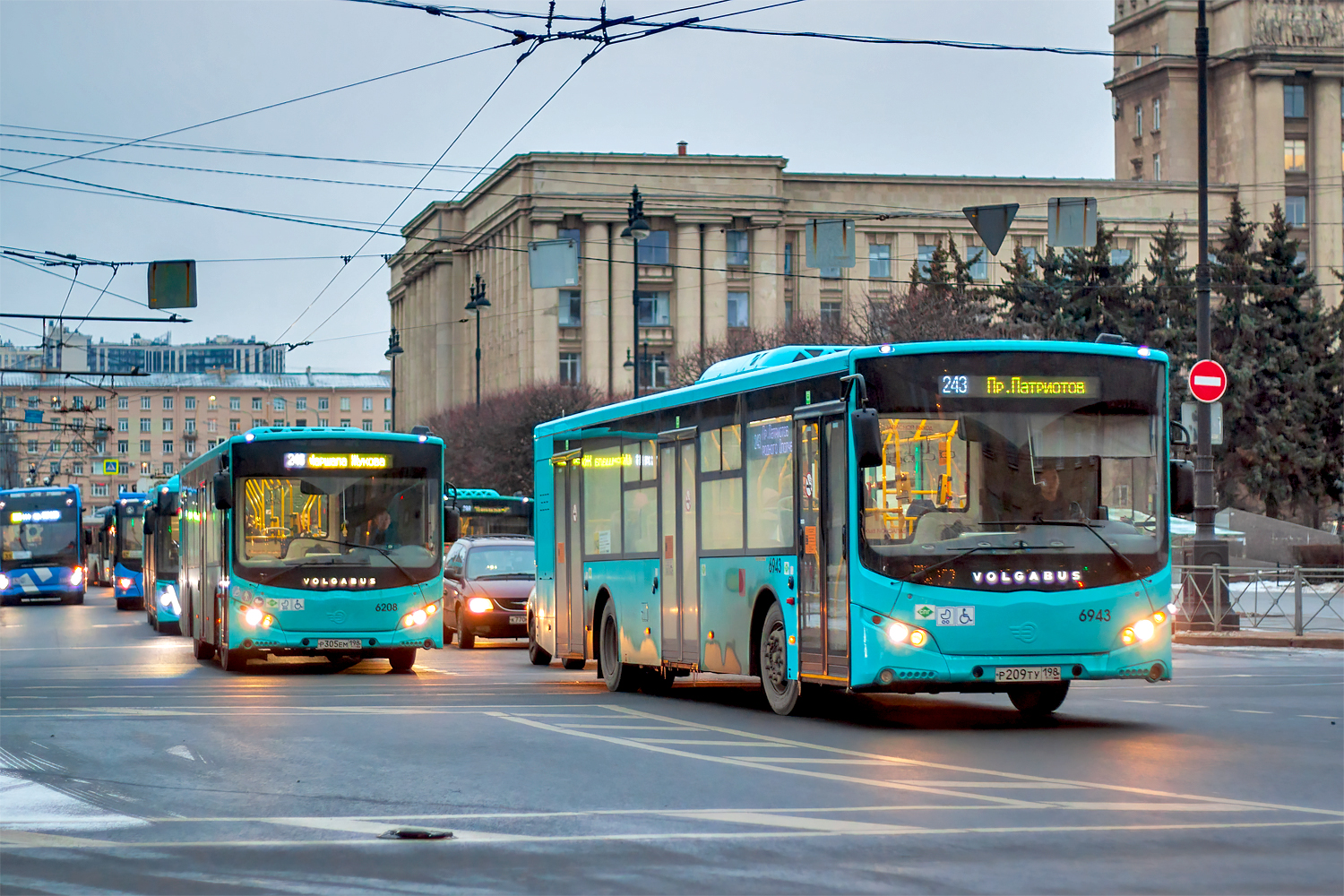 Saint Petersburg, Volgabus-5270.G2 (LNG) # 6208; Saint Petersburg, Volgabus-5270.G4 (LNG) # 6943