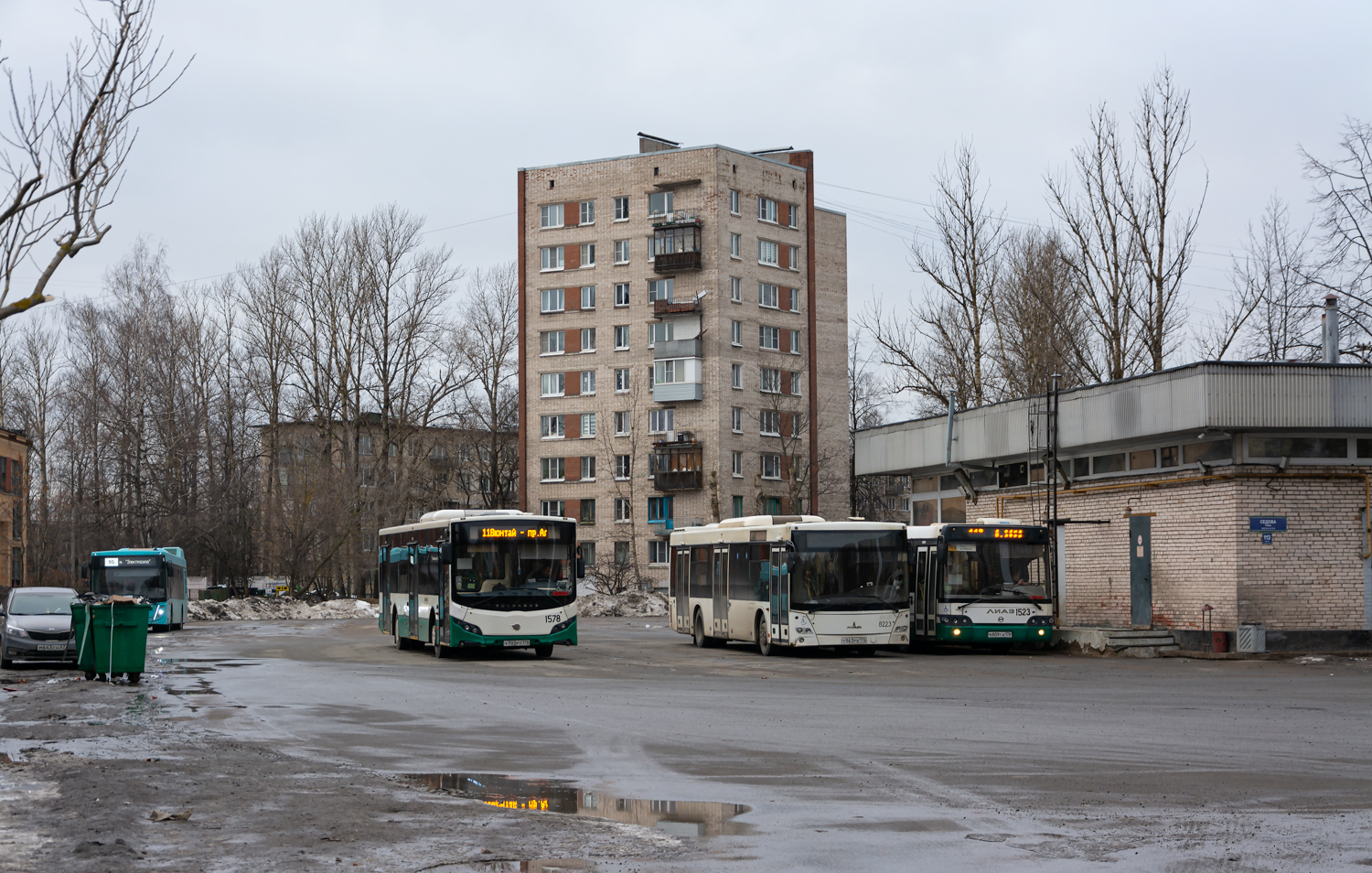 Saint Petersburg, Volgabus-5270.00 # 1578; Saint Petersburg, MAZ-203.085 # 8223